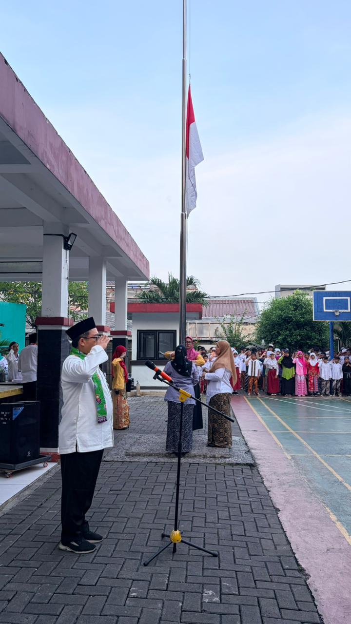 Upacara Peringatan Hari Pendidikan Nasional di SDN Cipinang Cempedak 04 Berlangsung Khidmat dan Penuh Nuansa Budaya